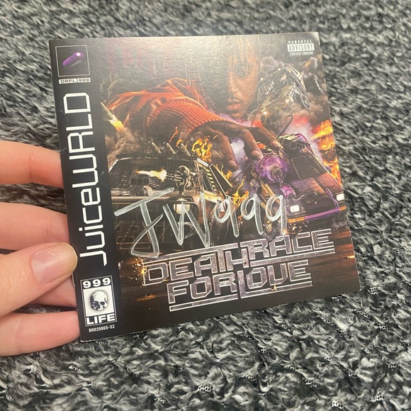 JuiceWrld Autograph CD album + shirt - Picture 5 of 7